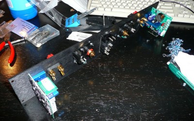 versterkermodules op achterpaneel (de rest van de kast is dus voeding...)