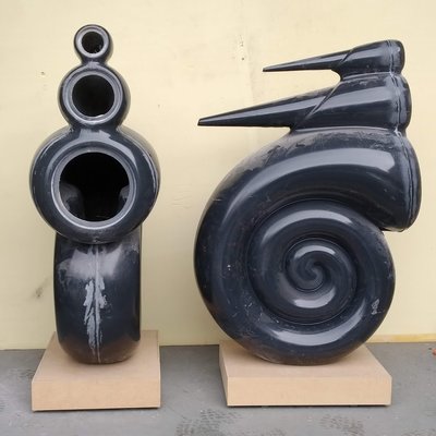 3 schalen komen uit de mallen en worden aan elkaar gelamineerd. Door krimp zitten er kleine verschillen op de schalen waardoor de overgangen iets moeten geplammuurd worden.