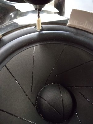 om te zorgen dat de schroef precies in het midden van het montagegat komt wordt een gaatje geboord. Met papiertape rond de boor komt het gat precies in het midden.