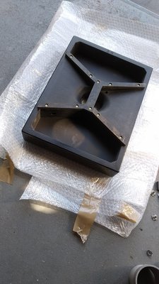 een stevige sokkel is nodig voor deze 40 kg zware kast. Hier is ook het ingebouwde reflexkanaal te zien. Door stroken HDPE zal de sokkel zwevend boven de vloer hangen.