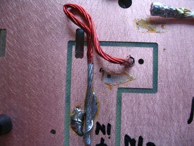 Rechts boven in de hoek de vertinde kabel en de &amp;quot;afdruk&amp;quot; op de print nadat ik hem weer los getrokken heb. Bij de tritec aansluiting zie je ook nog een aftekening waar een kabel zat
