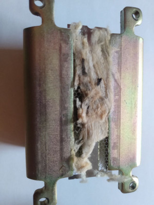 Vilt achter het bandje (op de magneet)
