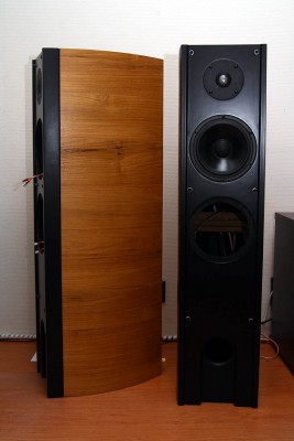 Hier zo'n beetje het eind resultaat. Er zit alleen nog maar 1 woofer in, de andere moet ik nog ontvangen. Misschien is de foto niet zo duidelijk, wanneer ik alle woofers heb, zal ik een betere foto maken.