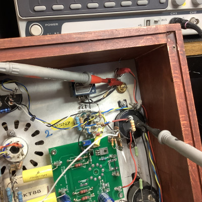 Amp  1 Meetpen op Gnd audio en Gnd DC