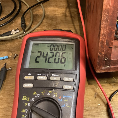 Amo 1 Spanning tussen gnd audio