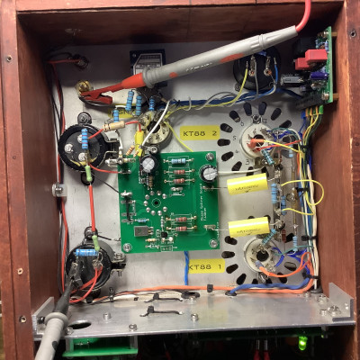 Amp 2 Meetpen tussen Gnd. audio en Gnd. DC onderste elko