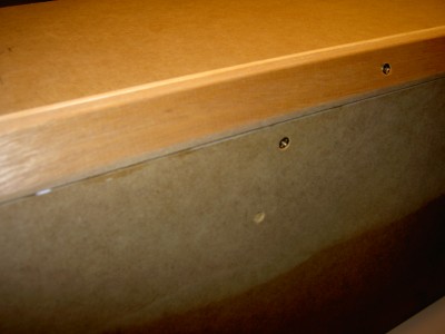 Na stevig aandrukken en bijbuigen voor zover mogelijk toch sleuven van 2mm.<br />Te zien is dat er twee profielen gebruikt zijn. Er is nog een strooje van 5mm gebruikt omdat het anders te smal was.