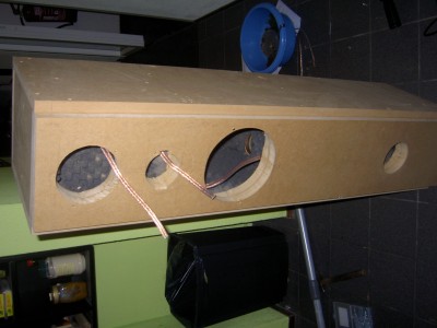 Resultaat! eigenlijk al te beluisteren, maar toch verder met de afwerking. Op plaatsen waar toch de rand van de speaker kotm schroeven van bovenaf gedaan. Daarnaast bij de bassbuis en woofer de naad tussen de baffles dichtgekit (niet hier te zien, is late