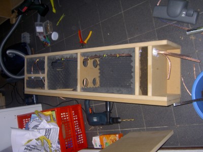 Zand, kit en bedrading te zien