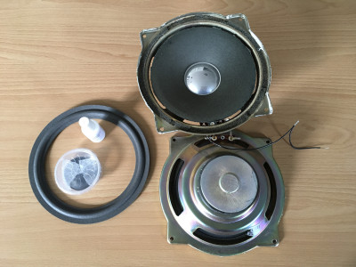 De 2 woofers en het reparatie setje