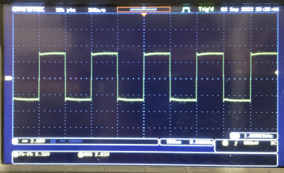 1 KHz Blok bij 1 watt , ik heb betere gezien hier op mijn tafel