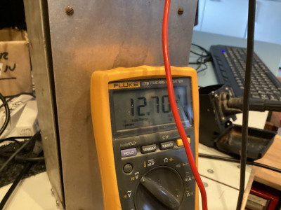 De Fluke  meter geeft de uitgang spanning