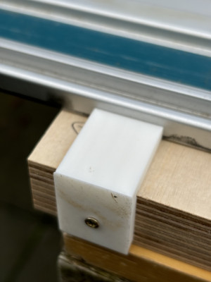 Close-up hoe blokje de aanslag van de rail vormd.
