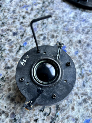 De M3 draad eindjes met inbus zijn in de magneet gedraaid. Door op de waveguide aan de achterkant nu vier gaatjes te printen ipv vier uitsteeksels, zijn er minder supports nodig met 3D printen en wordt resultaat daar beter.