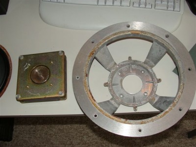 Hier is ook de magneet verwijderd zodat ik de korf onderhanden kan nemen.