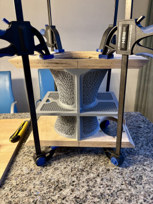De grijze bracing deken aan elkaar lijmen en aan klemmen. Kan het daarna in de houten behuizing gelijmd worden.