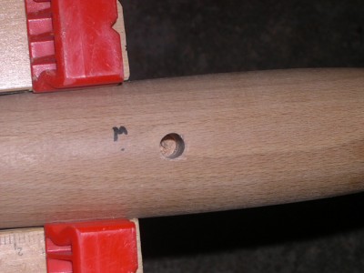 Hier het 10mm gat. Eerst voorboren met 3 mm, toen naar 5mm, vervolgens 7, en met een ijzerboor het 10mm gat uitgeboord..