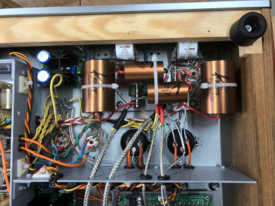 Zie hier de gele draad (massa van afscherming) parallel aan de rood/witte (bekabeling heater) lopen. Zal dit de oorzaak van de brom kunnen zijn?