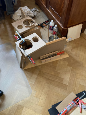Werk aan de winkel! (dwz in de werkkamer binnenshuis).<br /><br />De baffle is wat complex vanwege het versprongen niveau waar de bas-unit wat verder in de kast is gezet, achter een (nog te maken) luidspreker frontje van doek. <br />Verder is de bouw in combinatie met de kwart-rond afwerking van de hoeken extra werk, maar wel lonend mbt diffractie en WAF.
