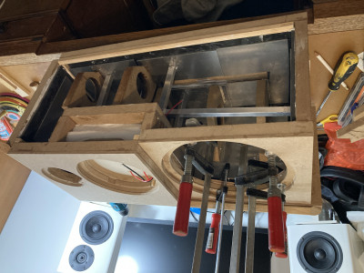 Binnenwerk met isomat (bitumen), aluminium plaatwerk en aluminium dwarsbalkjes. Waarom makkelijk doen als het ook moeilijk kan. Zonder drivers wegen de kasten nu zo'n 25 kg. ik zit voorbij de 5 kokers montagekit.
