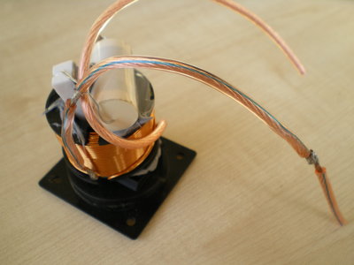 De terminal met het notchfilter er op gekit. Let op het gerecyclede speakerkabel, twee aan elkaar gesoldeerde stukjes :p Moet nog krimpkous omheen