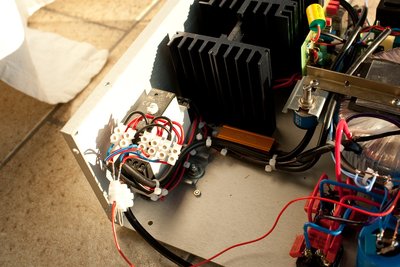 Tijdrelais met 50W weerstand als stoftstart. Alle 230V kabels zijn afgeschermd en de afscherming ligt aan 1 kant aan de massa