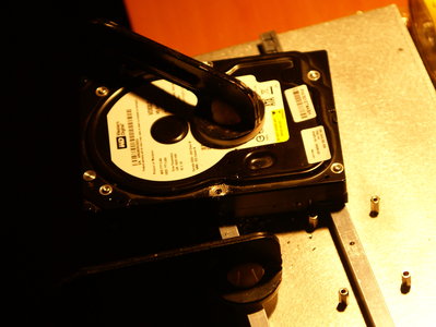 Het gaatje van de harddisk gebruikt als geleide.