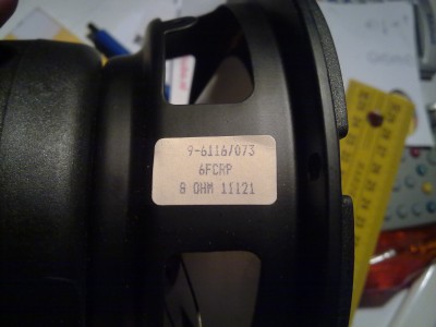 type-sticker op de woofer (bij alle woofers gelijk)