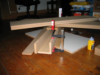 de zwaartekracht keihard aan het werk tijdens het drogen van de lijm voor de eerste plank.