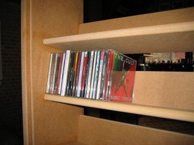 een deel van het rijtje cds dat al veel te lang gewoon op de grond bivakkeerd.