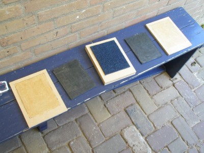 Het verlijmen van het tapijt op het MDF