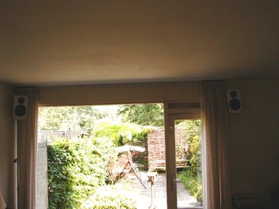 speakers hangen in de hoeken