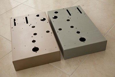 Chassis in grondlak en andere al afgelakt, dit is (wordt) de huisvesting van mijn nieuwe 300B monoblok(je)