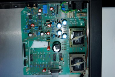 Het bordje met de gescheiden voeding en wat analoge uitgangstrappen. Hierop zijn de voltages duidelijk aangegeven.