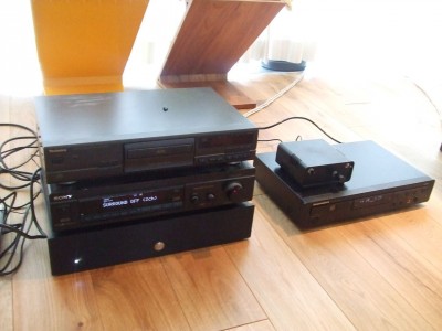 Eerst tests. Rechts de pre bovenop de marantz CD6002, links onderop de UcD, daarboven een oude Sony DD DAC en een strd cd-speler