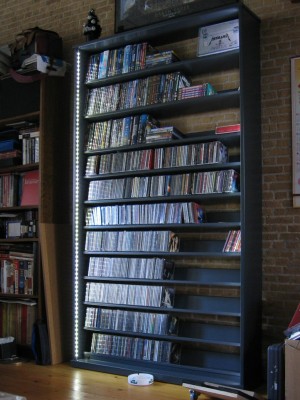 ongeveer 90% van mijn cds en dvds, met de verlichting aan. alleen nog effies op volgorde zetten.