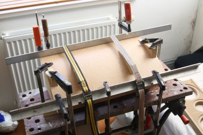 Profiel aan de onderkant erop, spanbanden erop, beetje aantrekken. Lijmklemmen erop, spanbanden strak aantrekken. En alle andere toeters erop.