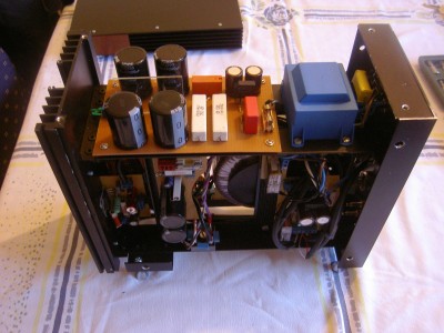Alle elektronica ingebouwd. Bovenop de DC blocker en inschakelvertraging