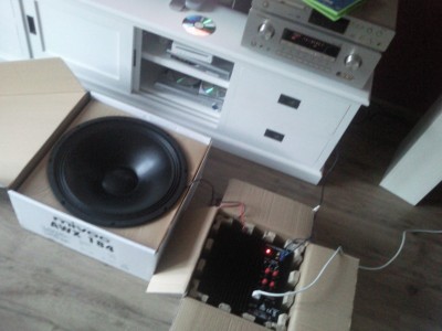 De woofer even in de doos laten spelen.