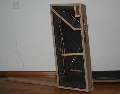 De 2de kast met alvast wat "touwtjes" erin geknoopt zodat de bekabeling er makkelijk door getrokken kan worden als de zijkant erop zit.