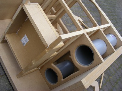 Binnenwerkje erin. Je ziet op deze foto ook goed hoe zowel de baspijpen als de behuizing voor de sub onderdeel uitmaken van de bracing. De baspijpen zijn overigens vastgezet met een butyleenkit die ook wordt gebruikt om ruiten in deuren te zetten.