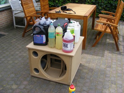 En de bovenkant erop. Ff wat dood gewicht erop om de boel aan te drukken (uiteindelijk heb ik er zelf ook nog een minuut of vijf op gezeten).