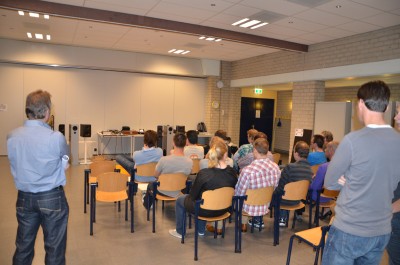 Aandacht voor de combinatie van Zyklop (Koelkast) en de satellieten op een hoog geluidsniveau.