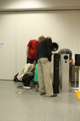 Het moet daar erg interessant geweest zijn achter die speaker :o