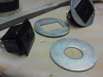 Vulplaat van 30mm rond en 12mm gat pas gemaakt voor oude luidspreker aansluitingen die ik nog had liggen van de B&amp;O Beomaster 1900
