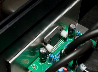 Montage aan zijpaneel, bout is vastgezet in de groef van de kast. Op deze manier was het niet nodig om een gat te boren in de kast. Nadeel hiervan was dat de chip weinig contact zou maken met het metaal door de groef, daarom is er nog een alu profiel tussen geplaatst om te zorgen dat de chip toch goed contact maakt.