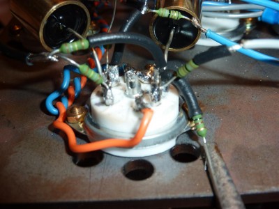ECC83 met de ingang aan het chassis