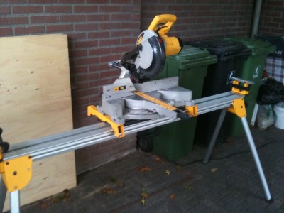 Een goede zaagtafel is essentieel, gelukkig heeft de buurman die :D