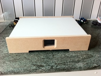 Met houten front, achterpaneel en deksel
