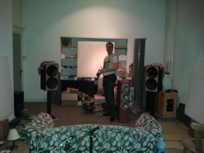 De speakers met een paneel er achter en aan beide zijkanten.